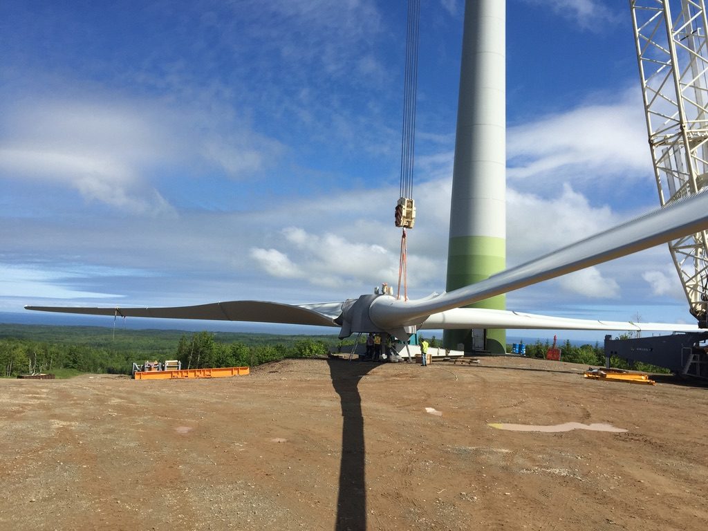 Rotor blade lift on a wind turbine